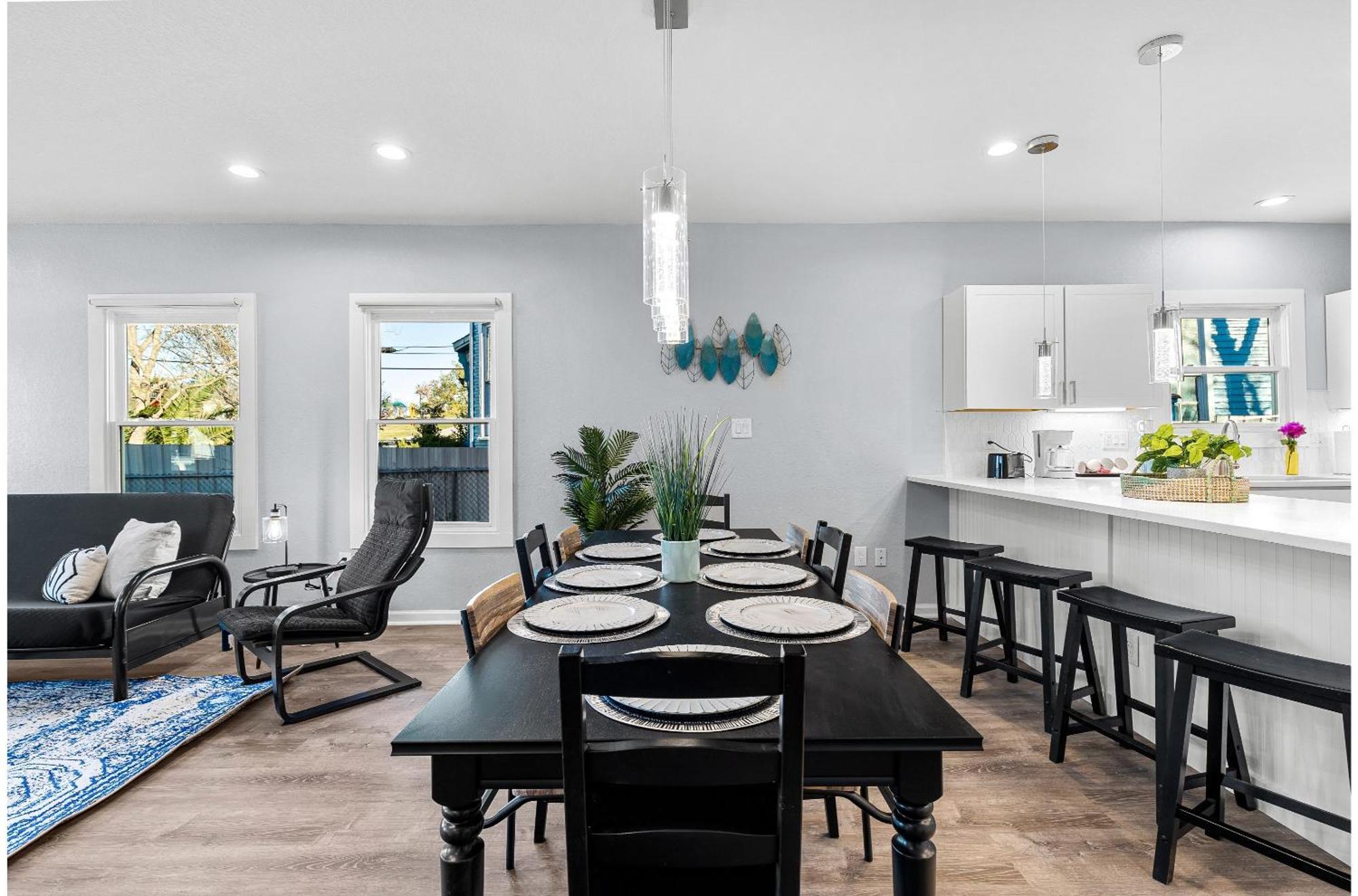 Inviting 4br2.5ba Downtown With Ample Space Hébergement de vacances *