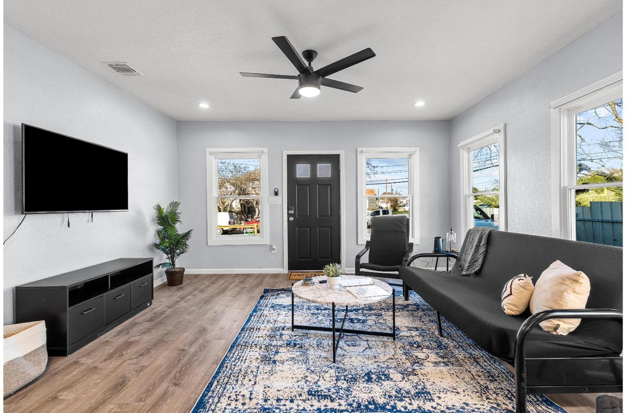 Inviting 4br2.5ba Downtown With Ample Space Hébergement de vacances *